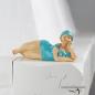 Preview: 50er Jahre Mini Badefigur mollige Clara in hellblauem Kleid gemütlich liegend (Größe 16 cm)